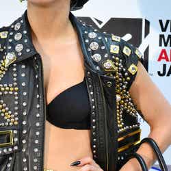 ネイルは先の尖ったポイント型。インナーはブラックのブラのみ(「MTV VIDEO MUSIC AID JAPAN」記者会見より)