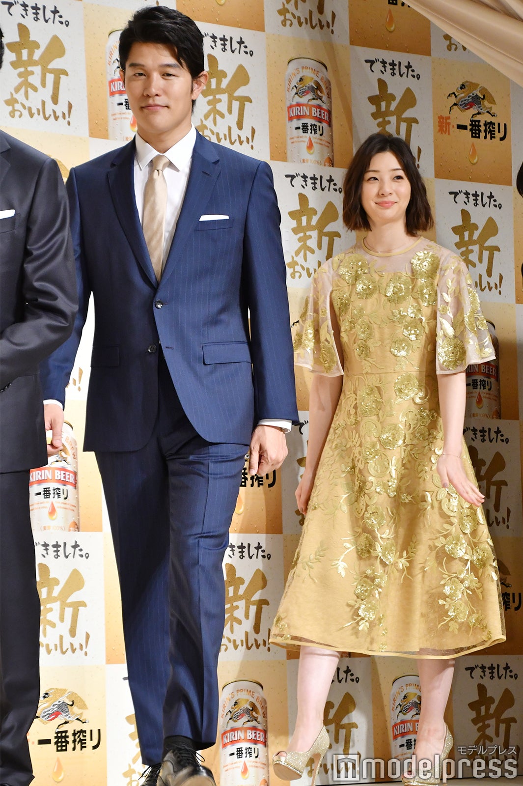 鈴木亮平、足立梨花（C）モデルプレス