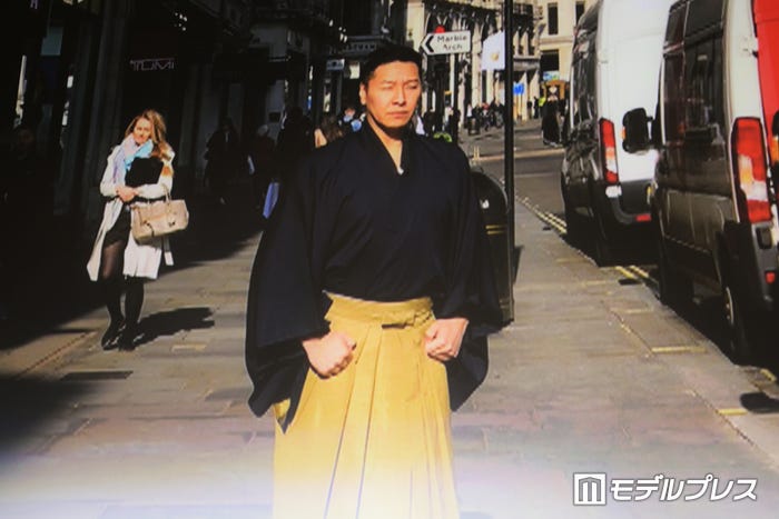 ロンドンの路上に佇む長田庄平(C)モデルプレス