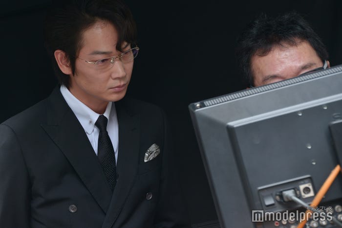 和泉監督とモニターチェックする綾野剛 (C)モデルプレス