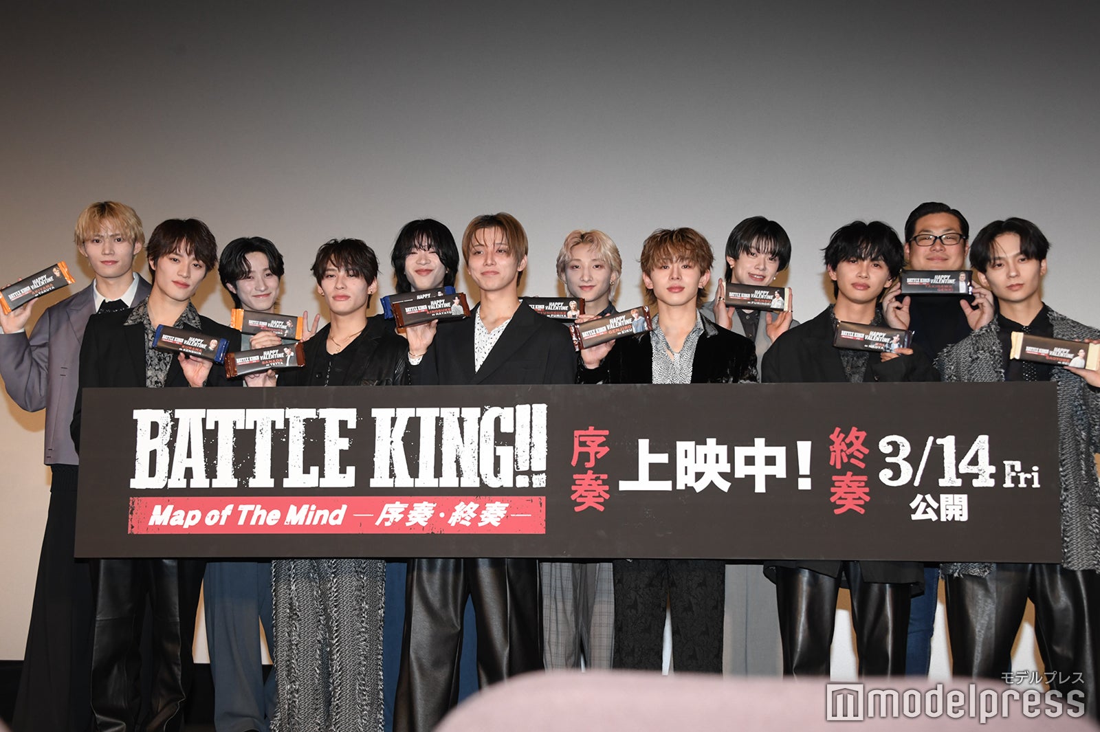 （後列左から）大槻拓也、野瀬勇馬、森愁斗、高尾楓弥、小川史記、瀧川元気監督（前列左から）上村謙信、関哲汰、高尾颯斗、山下永玖、草川直弥、沢村玲（C）モデルプレス