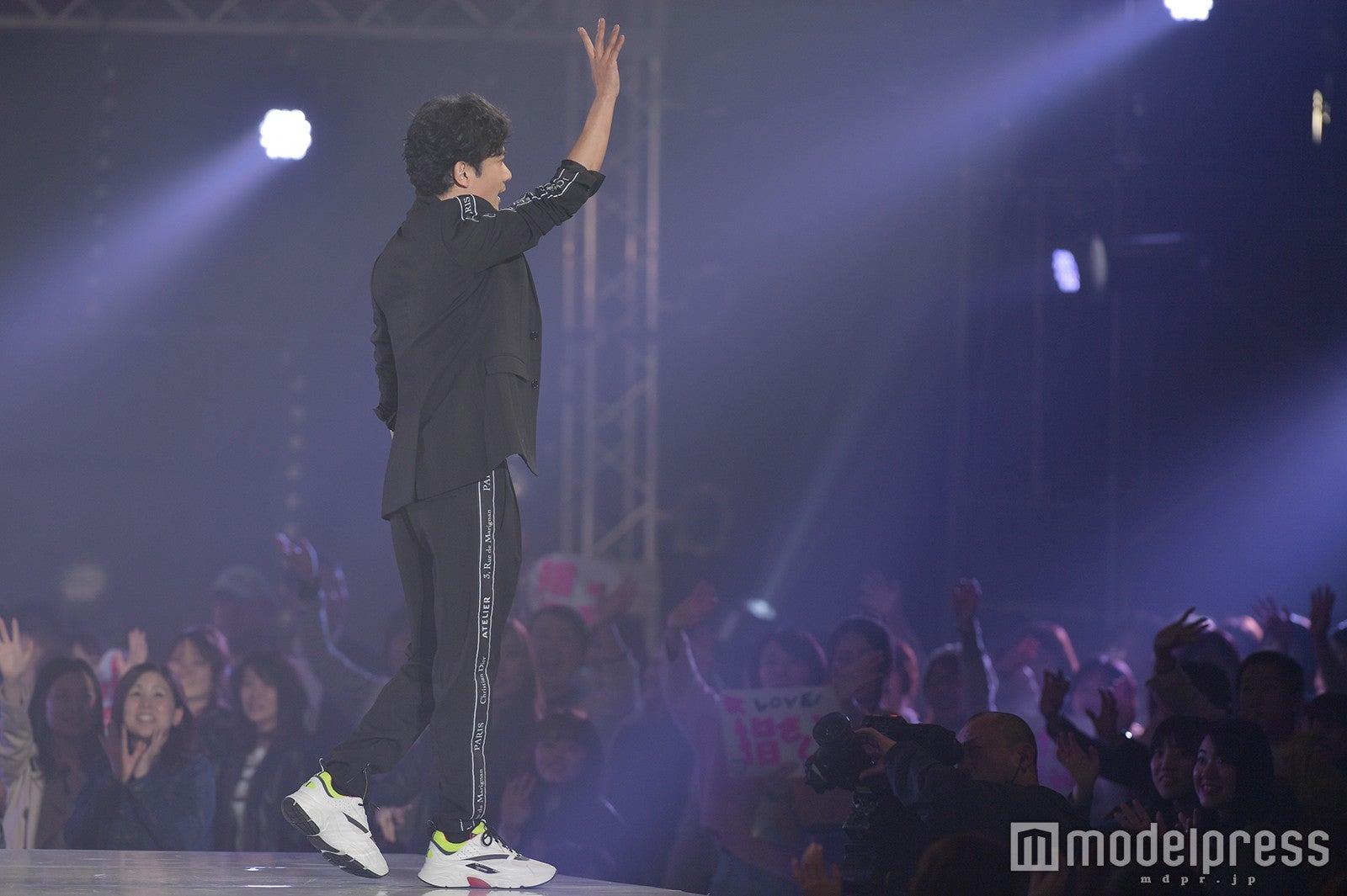 遠くの観客まで…しっかり手を振る稲垣吾郎（C）モデルプレス