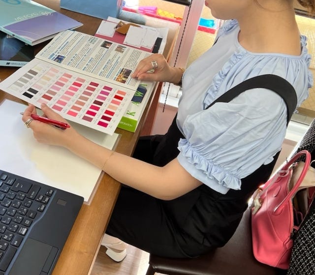 大人女子が着こなす！今年流行りの「カラーコーデ」