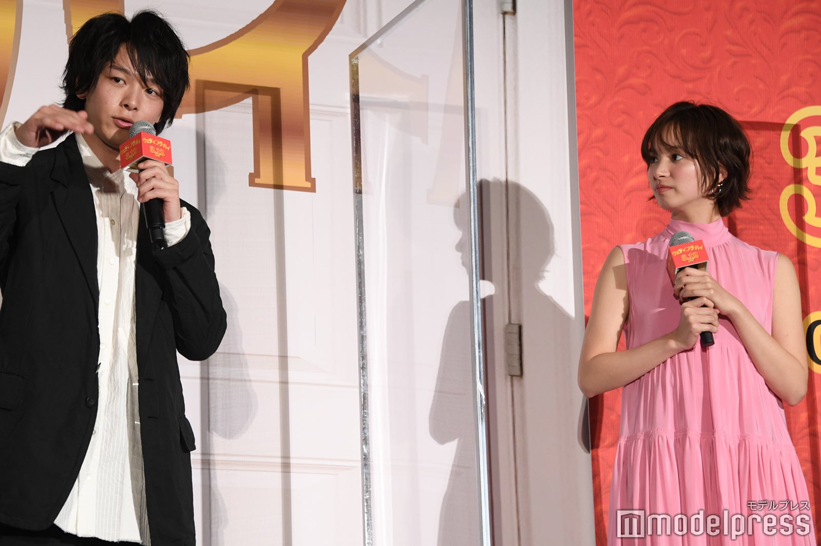 安定したテンションを関水渚から褒められる中村倫也 （C）モデルプレス