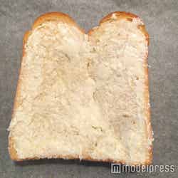 食パンにチーズを塗って／画像提供：柏原歩
