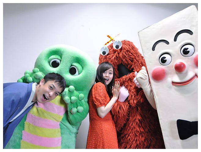 (左から)春風亭昇々、ガチャピン、藤原さくら、ムック、Pちゃん/ポンキッキーズ公式ブログより