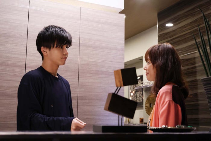 岩田剛典、大塚寧々「あなたがしてくれなくても」第7話より(C)フジテレビ