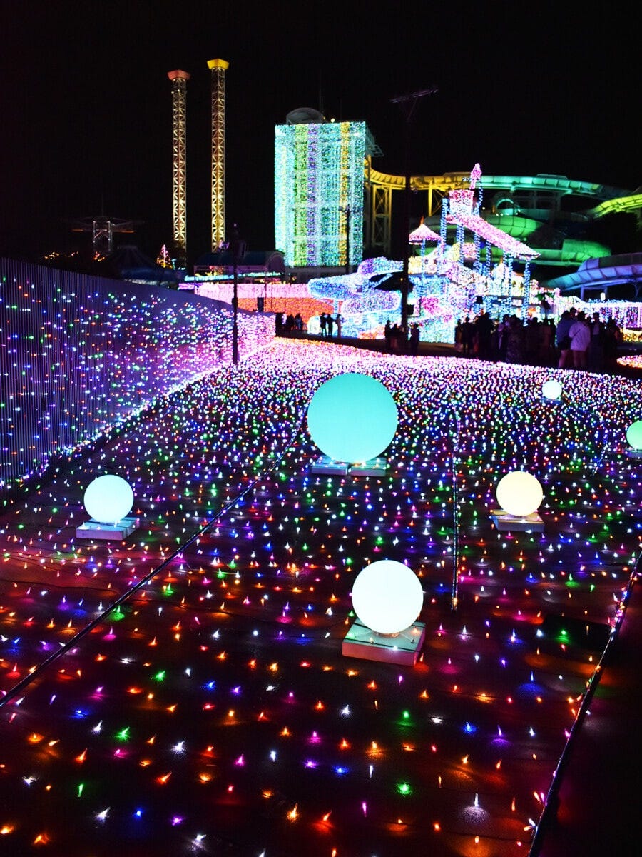 奥に見えるのが「ラブリー・サンクチュアリ」。手前の「ラブ・ストリーム」とのコントラストが素敵です