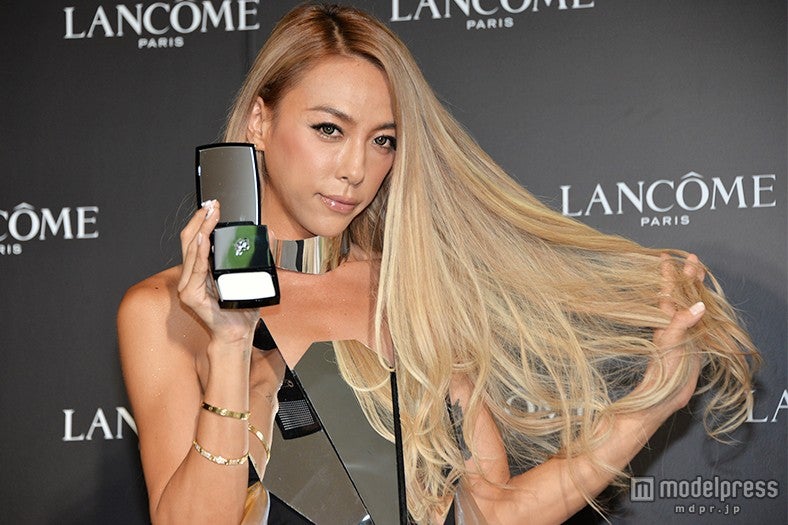 GENKING、特注ドレスで圧巻オーラ “ジェンダーレス”な魅力全開