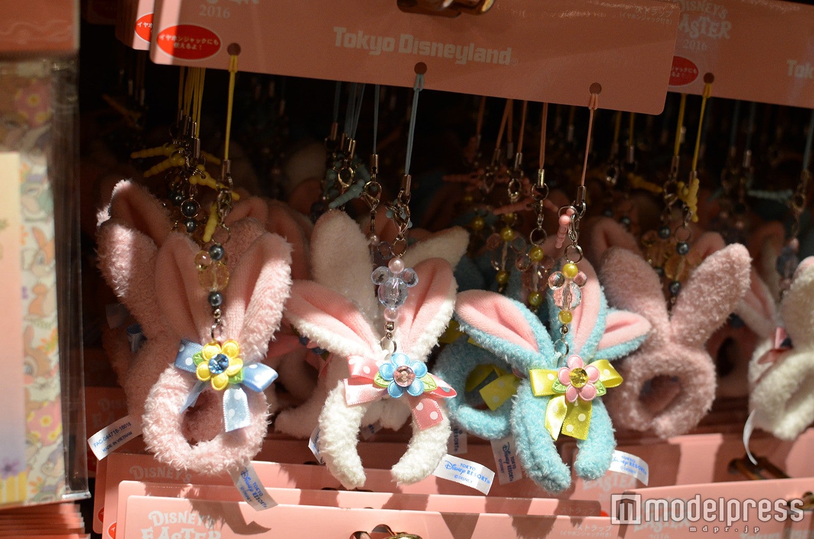 ストラップ（イヤホンジャック付き）￥1,800（C）モデルプレス