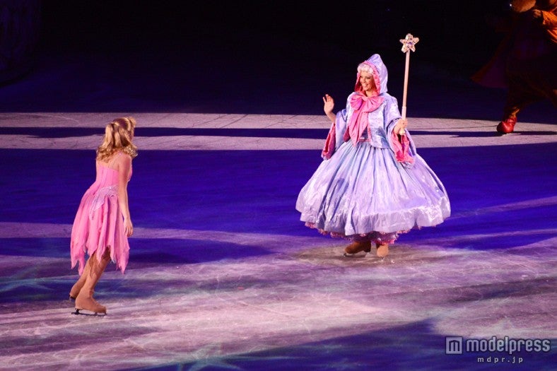 「ディズニー・オン・アイス」シンデレラに魔法をかける