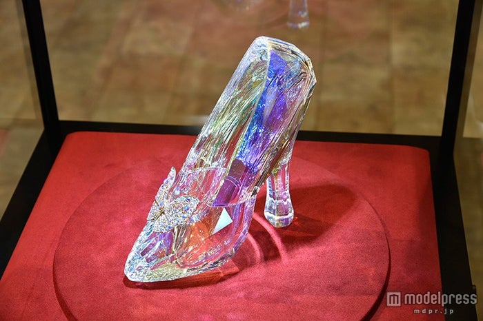 実写版 シンデレラ カボチャの馬車 本物の ガラスの靴 や舞踏会のドレス 豪華絢爛な世界が現実に モデルプレス