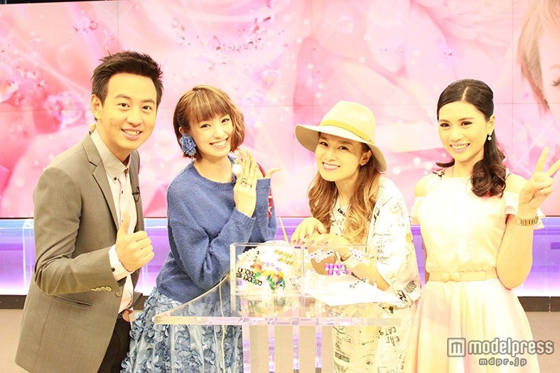 番組MC（両脇）、南明奈（中左）、神宮麻実（中右）