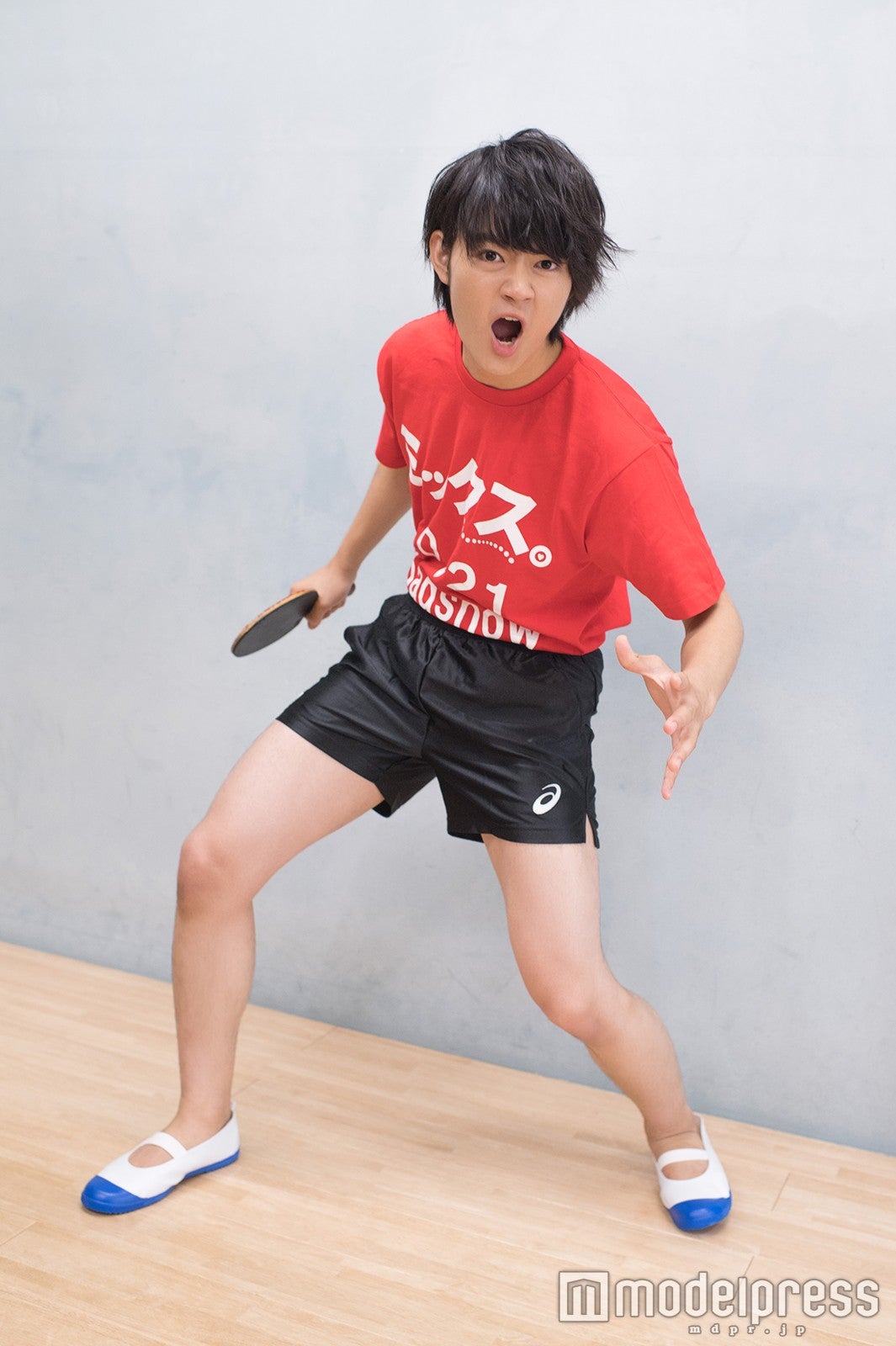 全身で気合いを表現する佐野勇斗（C）モデルプレス