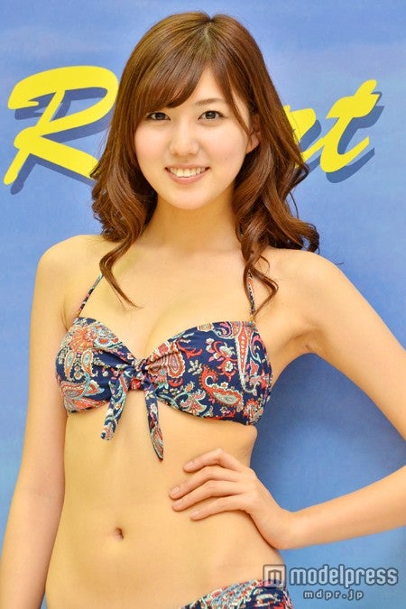 ビキニで新宿をウォーキング 鍛え上げられた完璧ボディを披露  注目の新星モデル