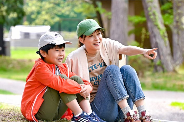 鈴木楽、上野樹里/「持続可能な恋ですか?~父と娘の結婚行進曲~」第6話より(C)TBS