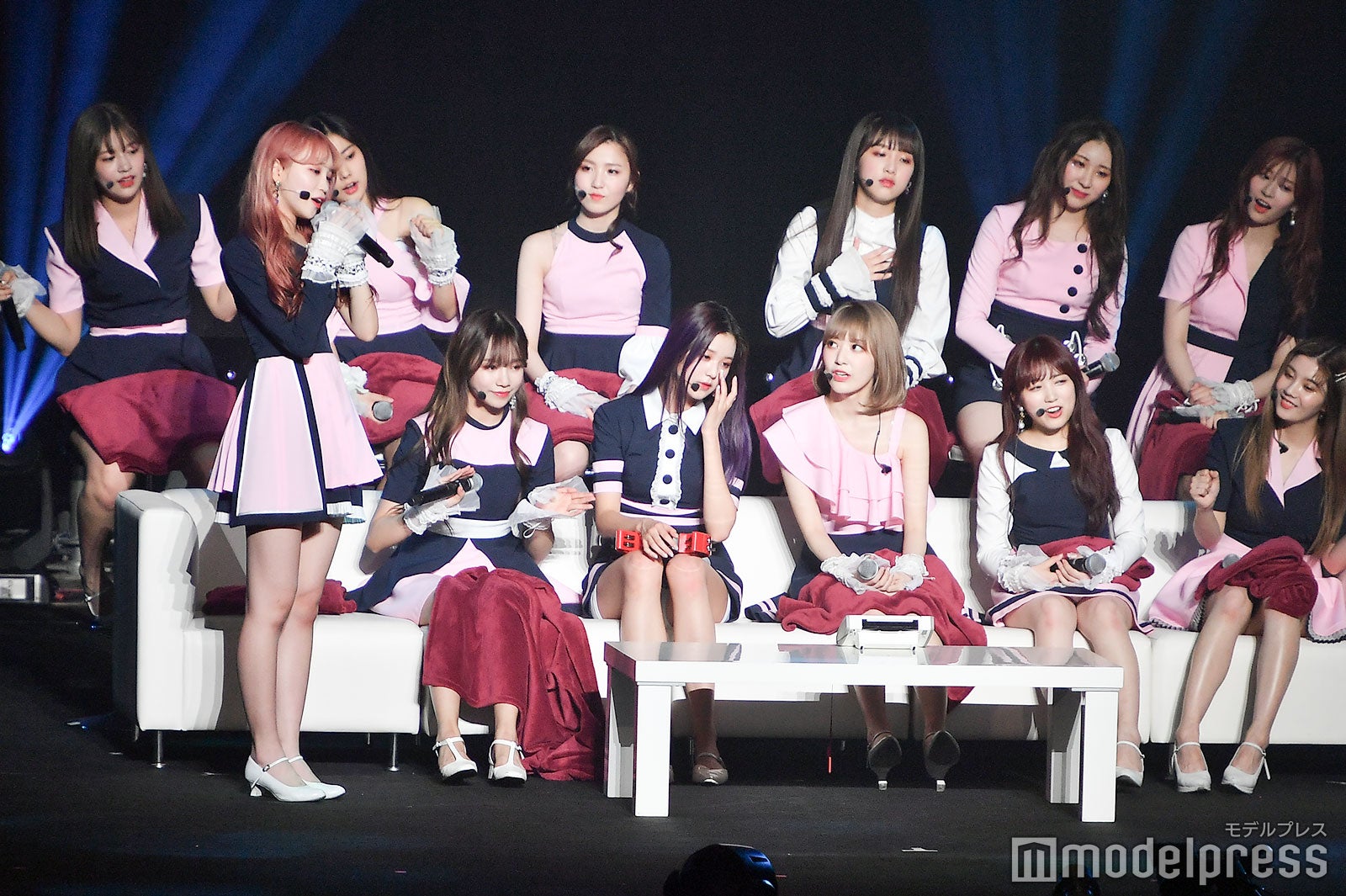 キム・チェウォンの歌にメンバーも感動／IZ*ONE （C）モデルプレス