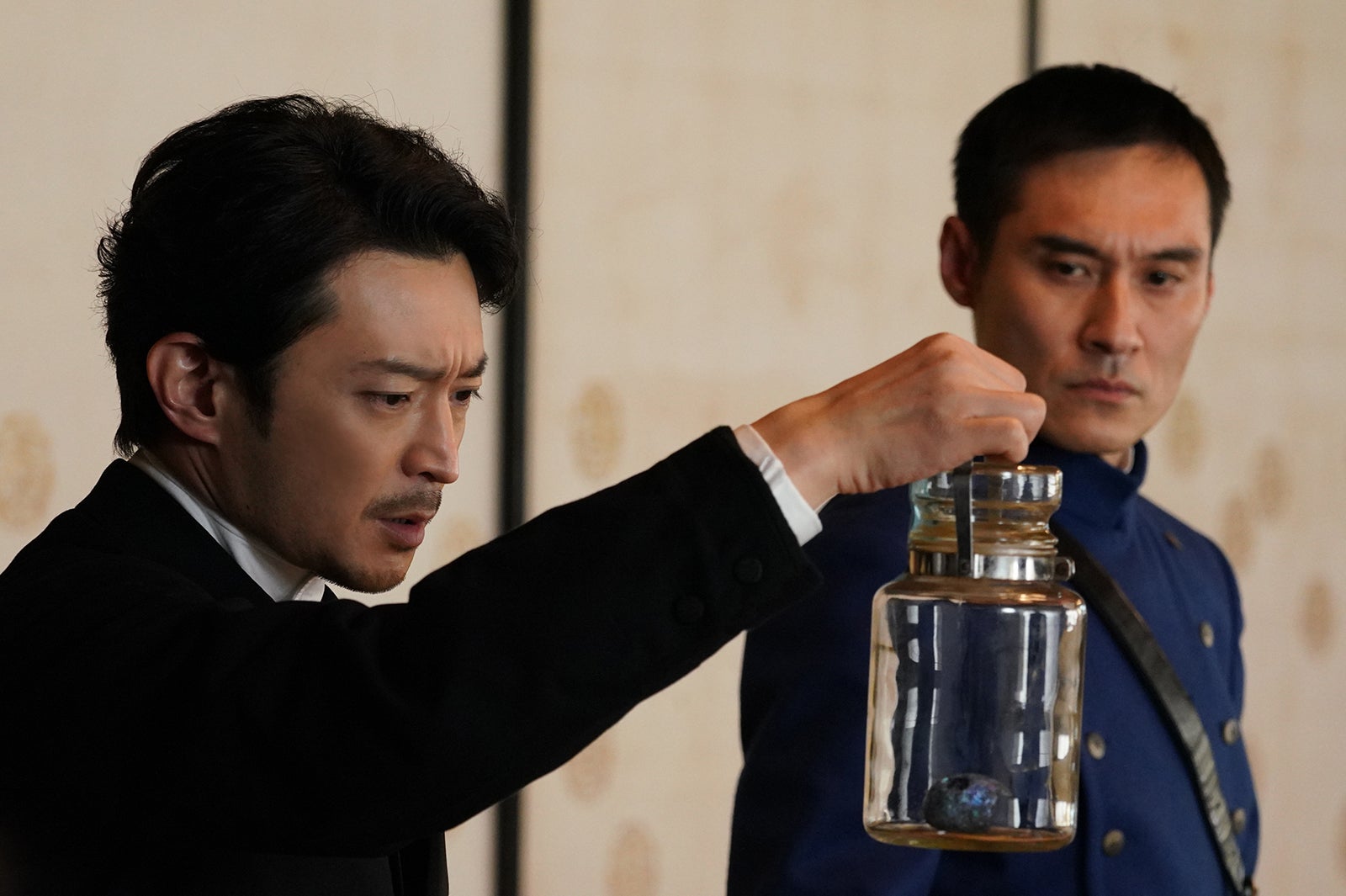 津田健次郎、浜田学（C）2023 映画『わたしの幸せな結婚』製作委員会