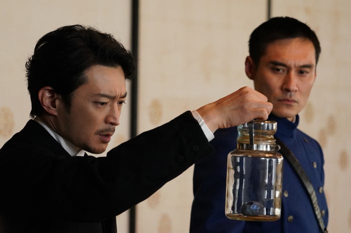 津田健次郎、浜田学(C)2023 映画『わたしの幸せな結婚』製作委員会