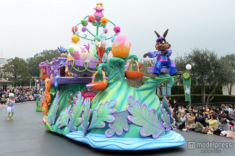 エッグペイントを楽しむアトリエのフロート