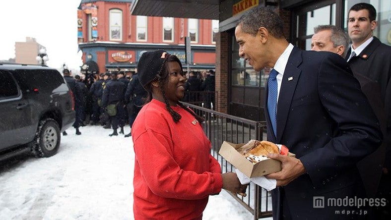 オバマ大統領がビーバーテイルズを受け取る様子／画像提供：グッドエイム
