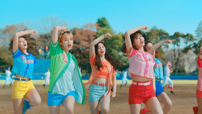 TWICE/「カラフル野球部」篇より(提供画像)