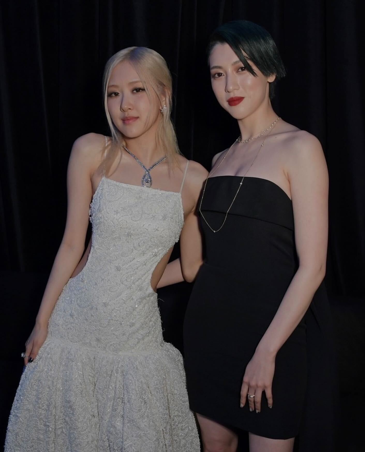 三吉彩花、BLACKPINKロゼとの豪華2ショット公開 美デコルテ際立つブラックドレスでロンドン降臨