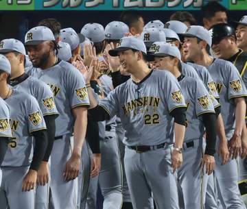 阪神・藤川監督「さてどうなるかというところで高橋が打ちましたね」 投手の打撃が勝敗分ける 高橋が自ら先制打 ヤクルト・吉村の大ファウル後は異例のタイムで「一回間を空けようかと」