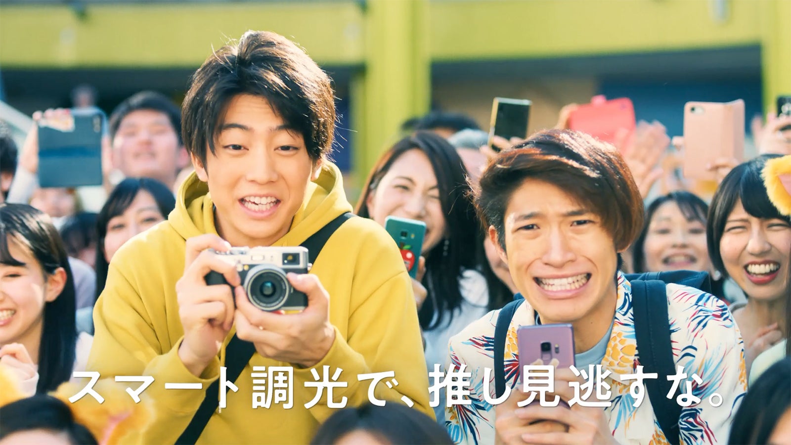 伊藤健太郎（左）／新TVCM「柴犬まる」篇（提供画像）