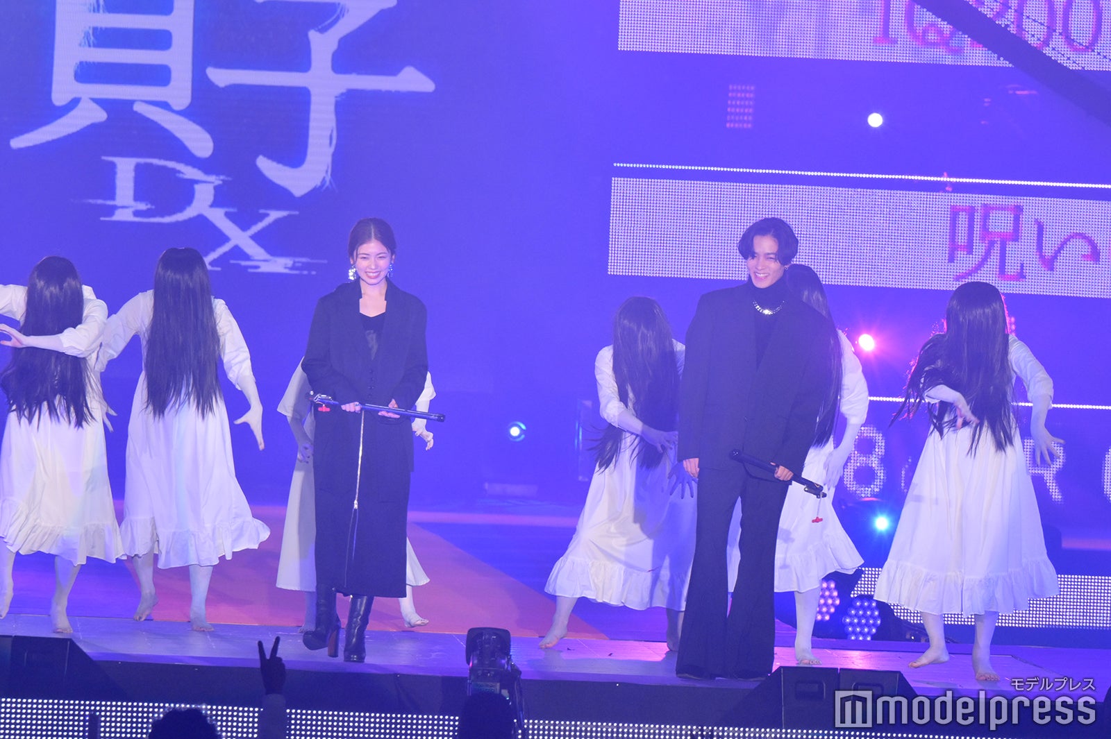 小芝風花＆THE RAMPAGE川村壱馬、“貞子だらけのステージ”にシークレット登場＜GirlsAward 2022 A／W＞