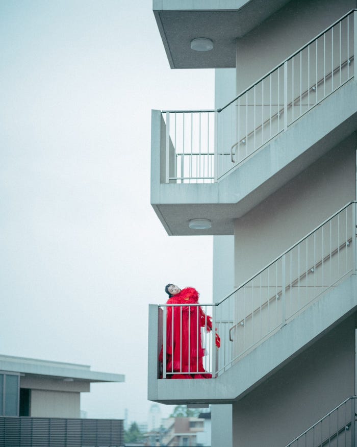 鳴海唯/撮影:林響太郎、衣装:Viviano