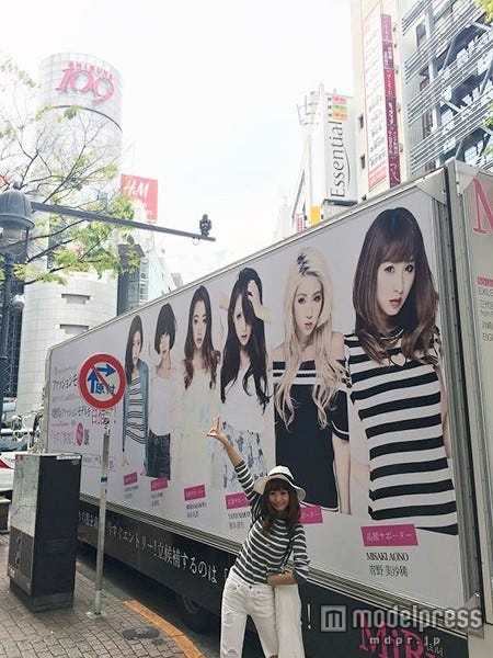 「MiRu」編集長兼モデル、アーティストのMisaki(青野美沙稀)、渋谷にて