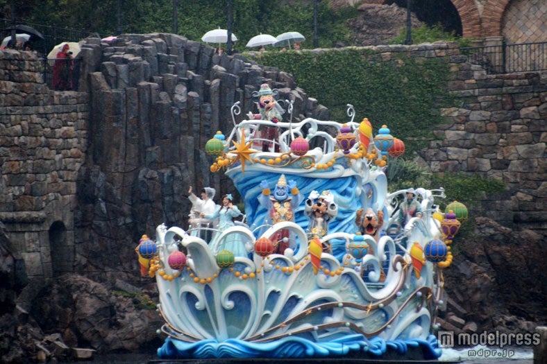 雨バージョンのスペシャルグリーティングが行われた東京ディズニーシー