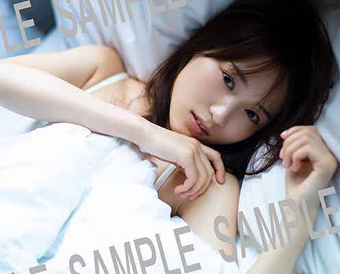 櫻坂46菅井友香、ベッドで真っ白なランジェリー纏う 卒業写真集乗馬シーン&特典ポストカード6種解禁<大切なもの>