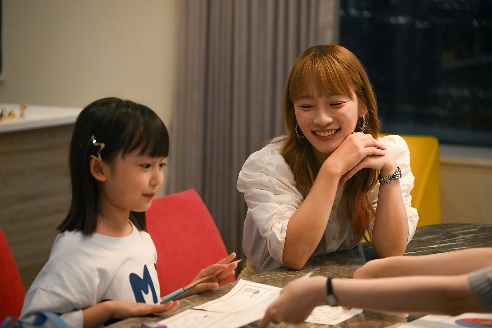 池村碧彩、川栄李奈「フェイクマミー」（C）TBS