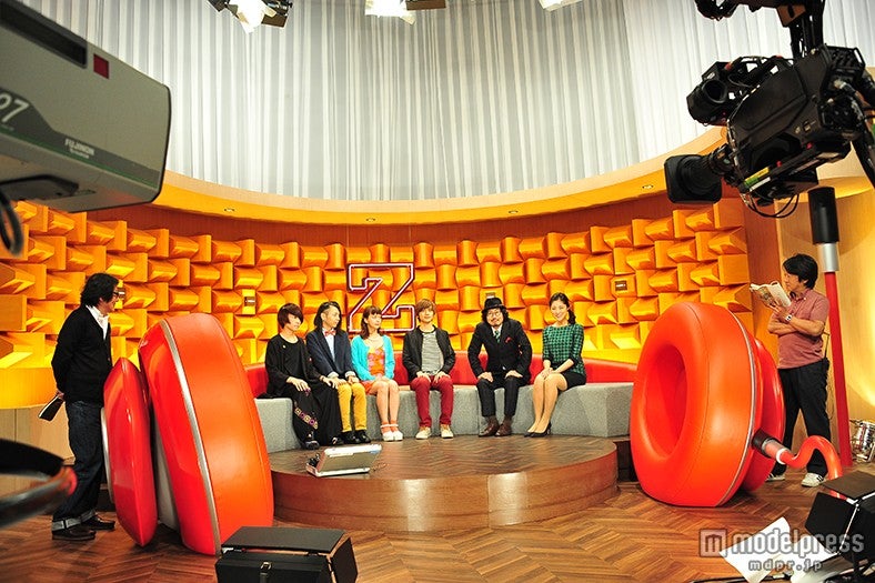 実際の番組さながらのセット（C）2016あやカノ」製作委員会　（C）2014 CJ E&M CORPORATION