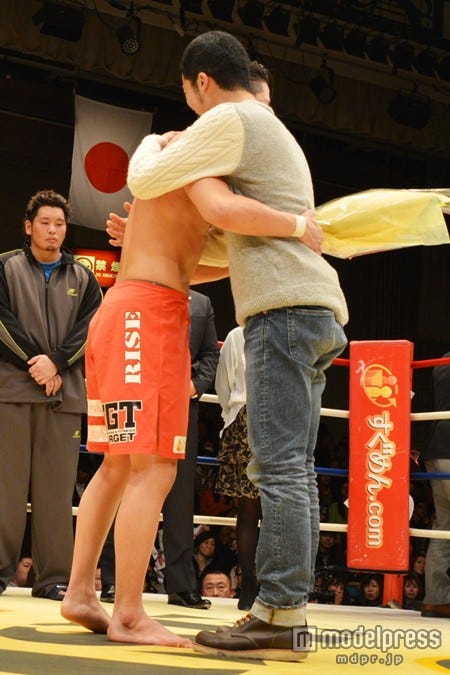 熱い抱擁をする宮城大樹(左)と菅谷哲也(右)