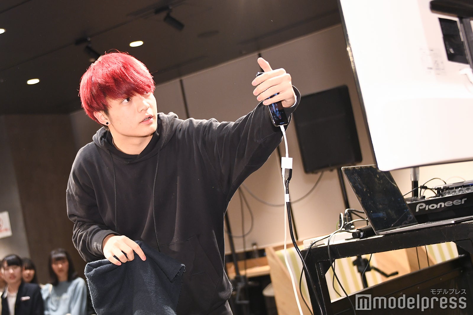 熱心にレクチャーする成瀬 （C）モデルプレス