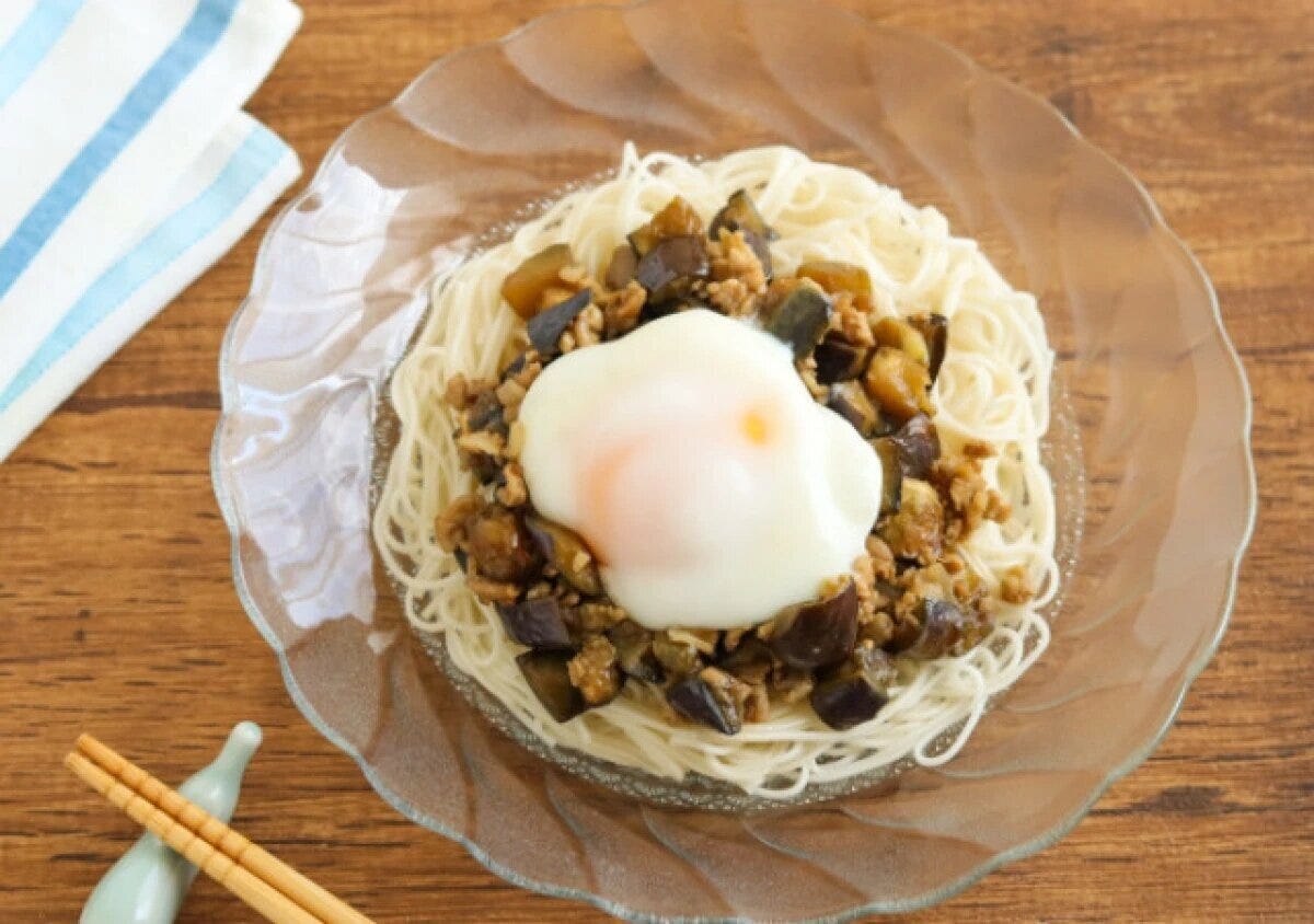 そうめんの上にナスと豚肉の炒め物、温泉卵が乗ったスタミナそうめん そうめんの上にナスと豚肉の炒め物、温泉卵が乗ったスタミナそうめん