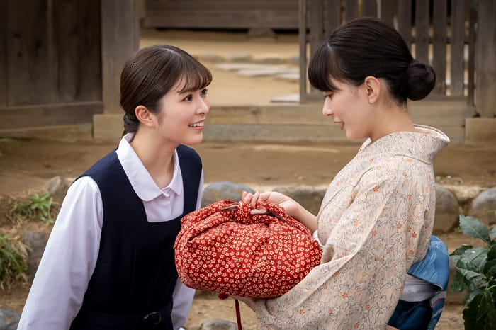 小川彩、芳根京子「波うららかに、めおと日和」第2話(C)フジテレビ