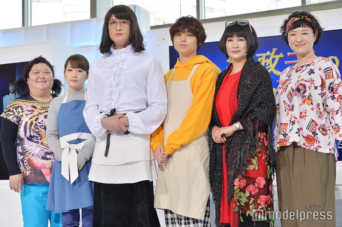 (左から)平田敦子、川栄李奈、松岡昌宏、伊野尾慧、余貴美子、しゅはまはるみ(C)モデルプレス