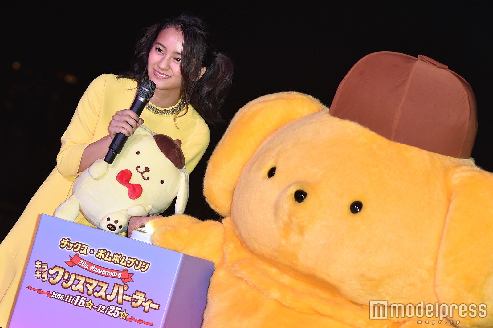 岡田結実、ポムポムプリンと点灯式（C）モデルプレス