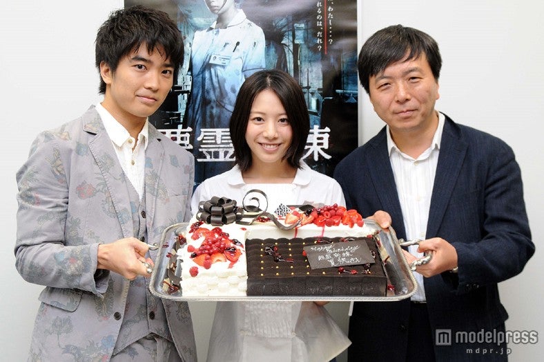 ドラマ「悪霊病棟」（TBS・MBS系）の映像紹介および合同取材会に出席した（左から）大和田健介、夏帆、鶴田法男監督（C）2013 エイベックス・エンタテインメント／MBS