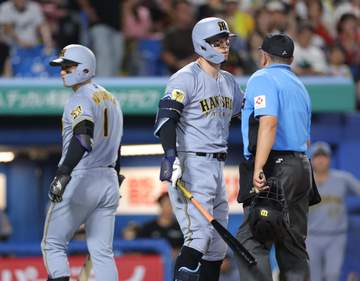 阪神 森下翔太に深谷球審が詰め寄る→佐藤輝明が間に入って制止 ストライクの判定で緊張感漂うワンシーン