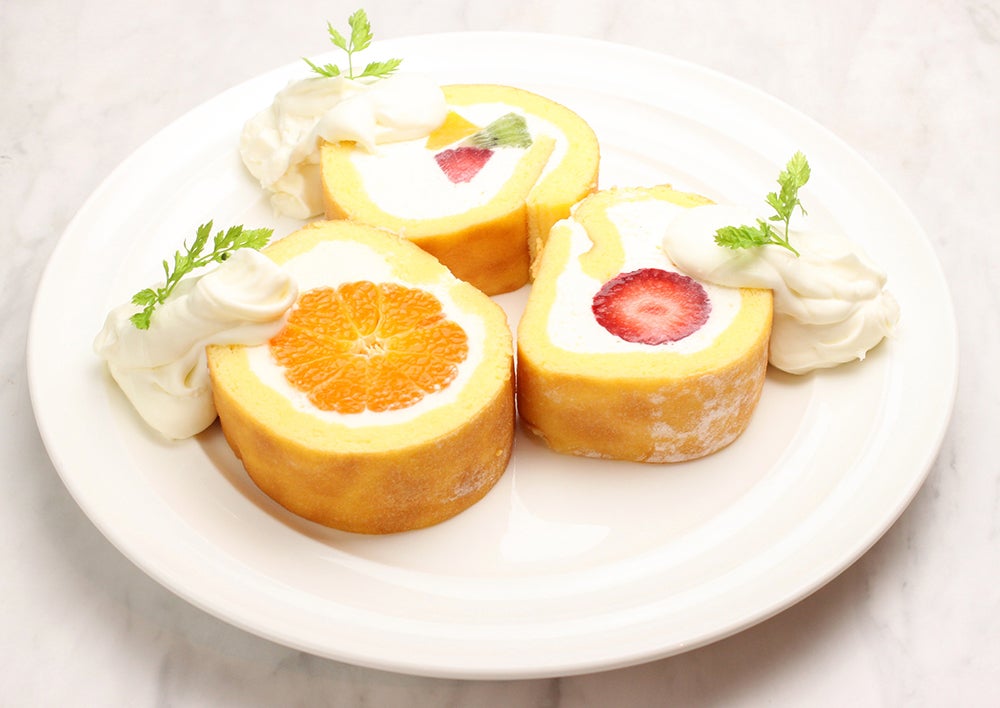 『MIXフルーツロールケーキ』¥380 ・『天使のいちごロールケーキ』¥300 ・『丸ごとみかんのロールケーキ』¥300／画像提供：LIFEstyle