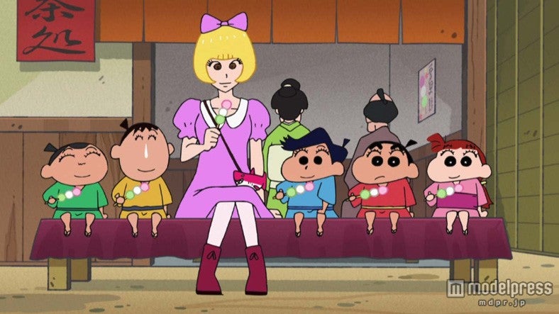 金髪ボブ＆ピンクのリボンで登場するきゃりー（C）臼井儀人／双葉社・シンエイ・テレビ朝日・ADK