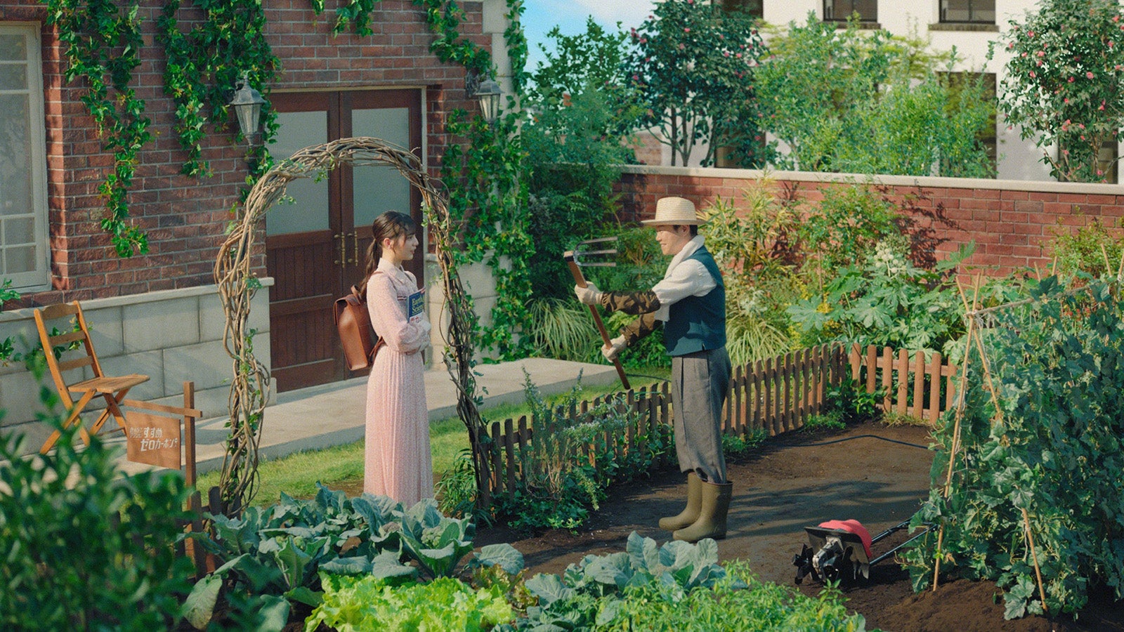 小坂菜緒、阿部サダヲ／新CM『CO2を減らすために』篇より （提供写真）