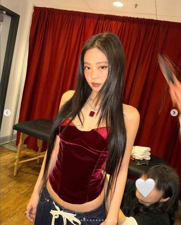 BLACKPINK・ジェニー シースルー衣裳で観客を魅了 足の甲のタトゥーも話題に「国民のプリンセス！」「息をのむほど美しい」