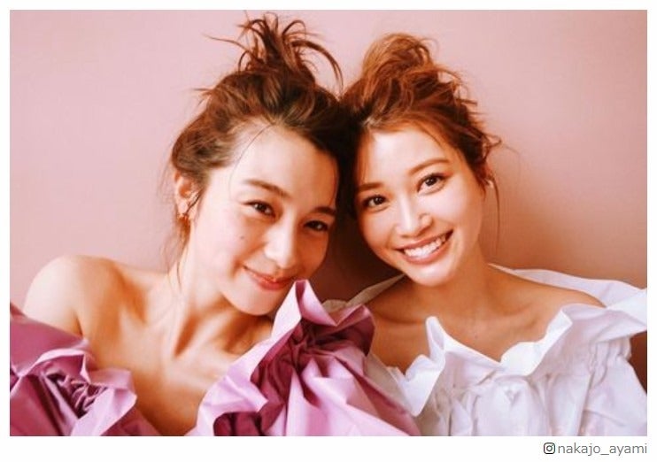 中条あやみ＆生見愛瑠、お揃いヘアの密着ショット披露「双子みたい」「仲良し」の声続々