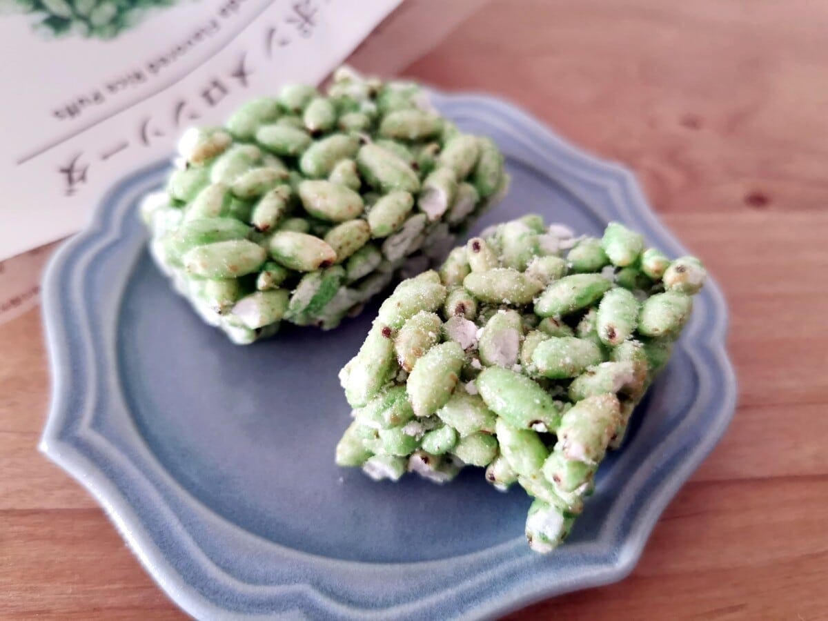 表面はサクッと歯切れよく、咀嚼（そしゃく）するとお米がふわっとくずれます